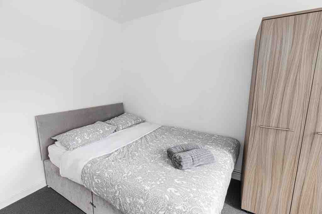 bedroom to rent in CANNING TOWN RoomsLocal image