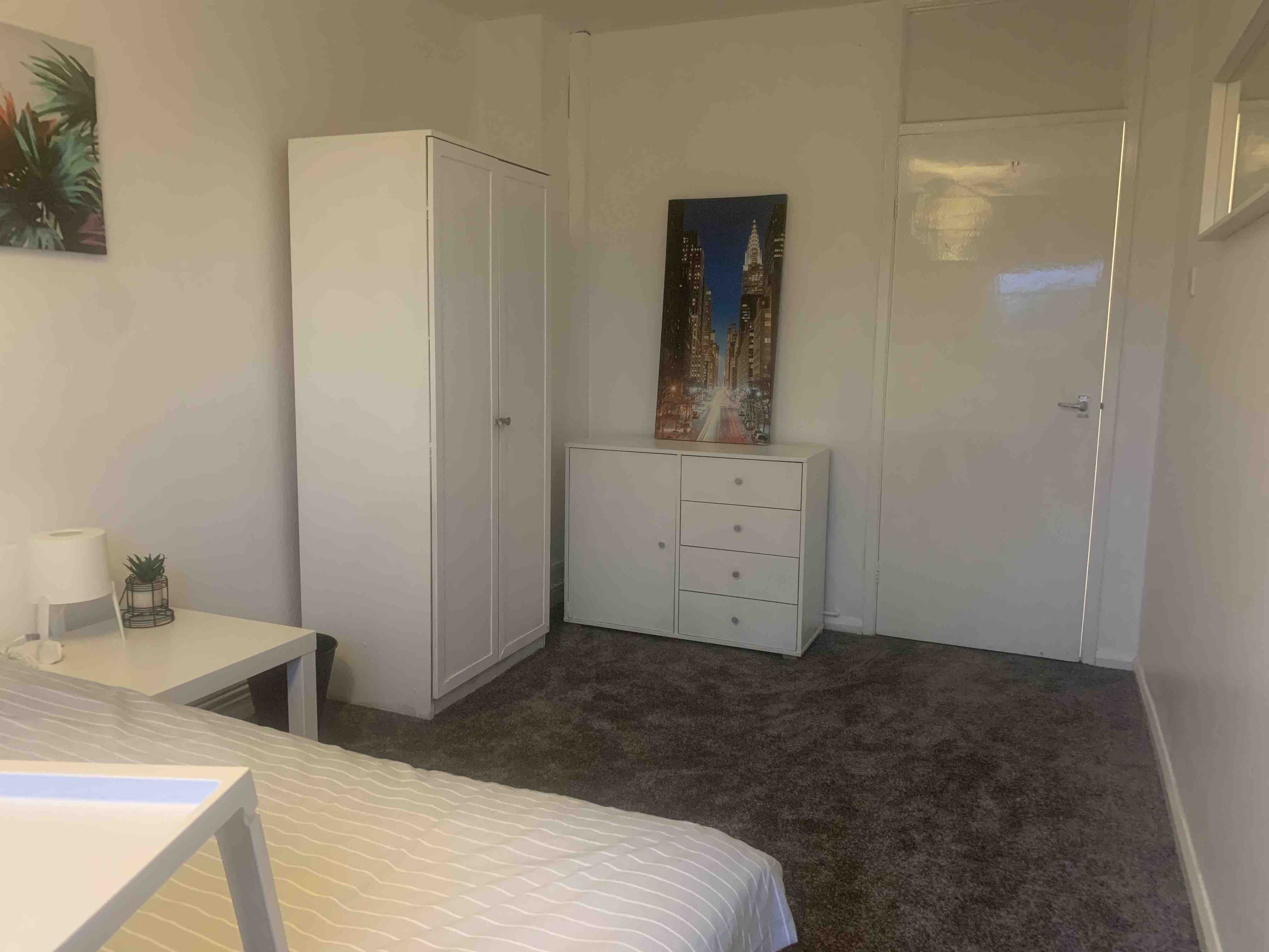 Clean newly refurbished room in high rise RoomsLocal image