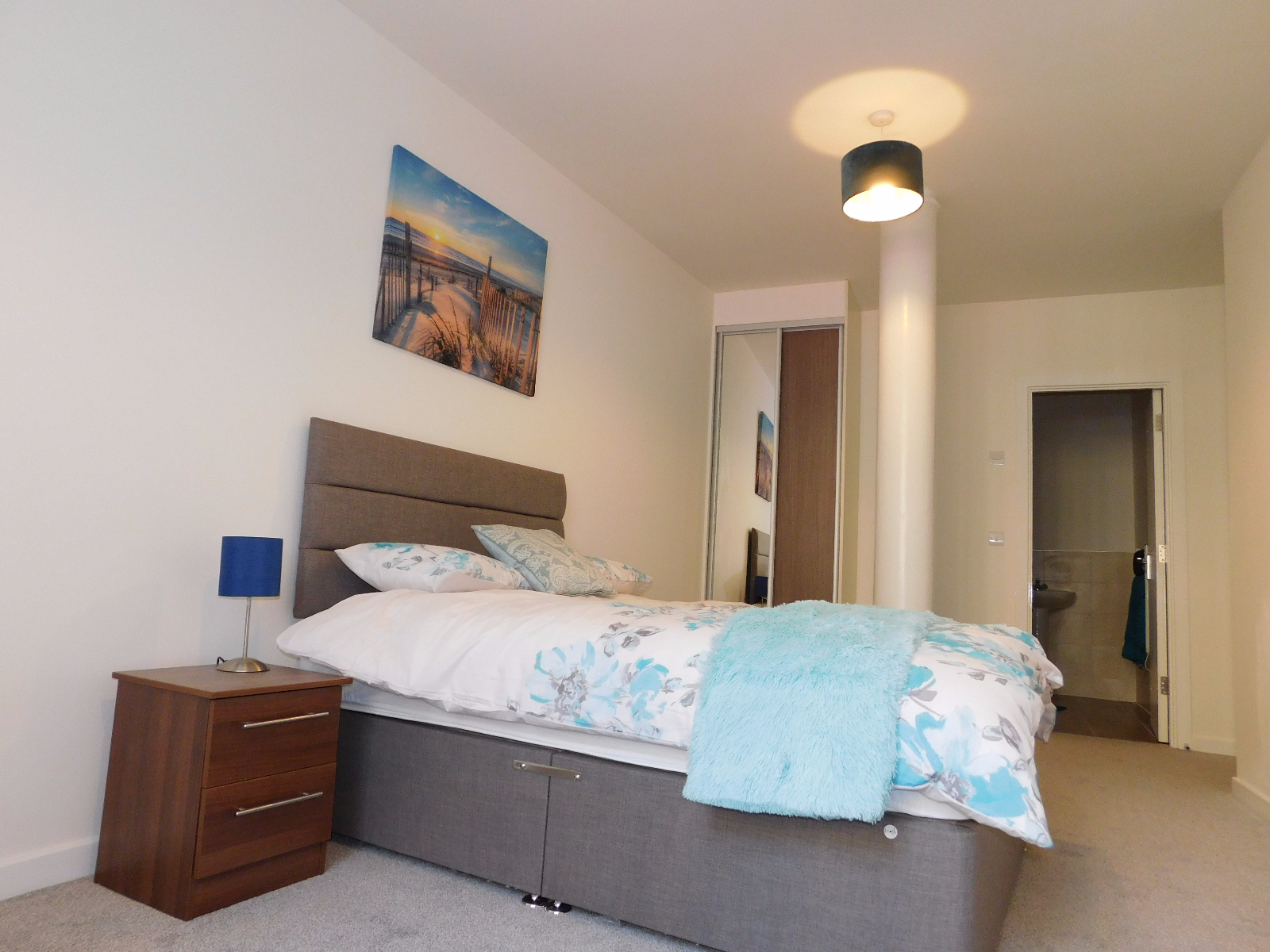 Charming and Fabulous double bedroom en suite for rent in Spitalfiled London RoomsLocal image