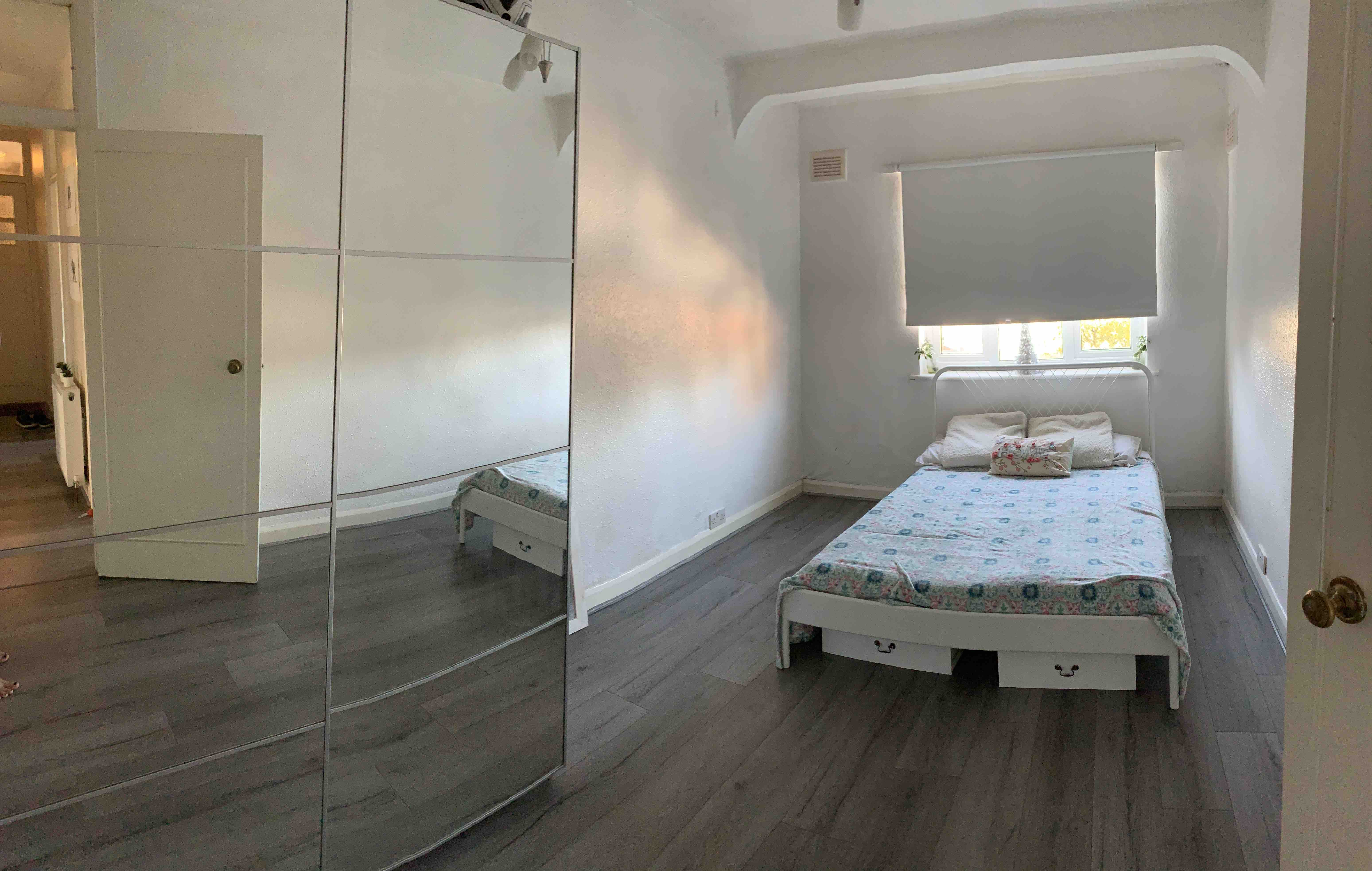 1 bedroom in 2 bedroom flat RoomsLocal image