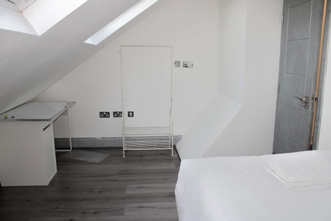 A brand new executive 1 Bed flat RoomsLocal image