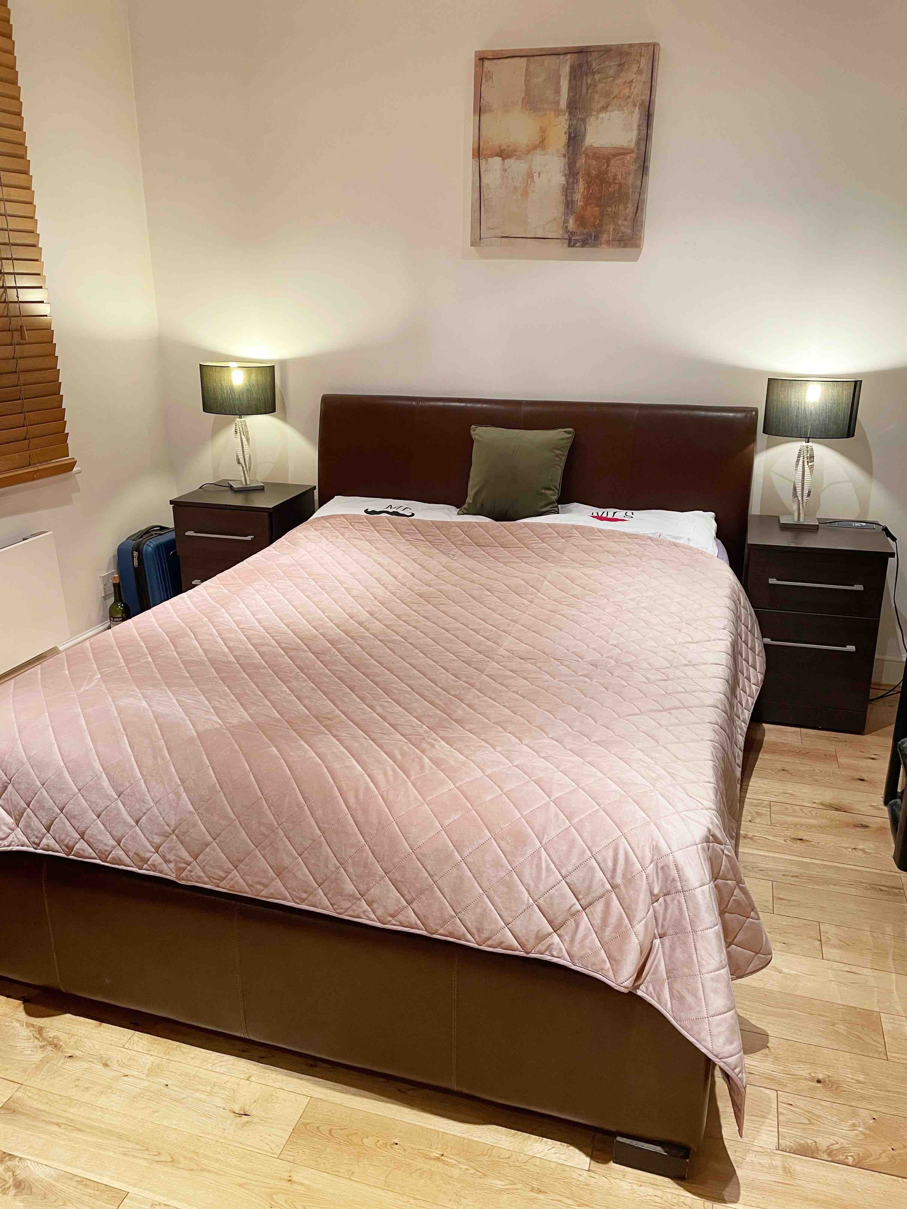 Bright en-suite bedroom ( short term considered) RoomsLocal image
