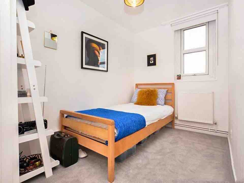 Bright Double Room In Modern Flat Available!! RoomsLocal image
