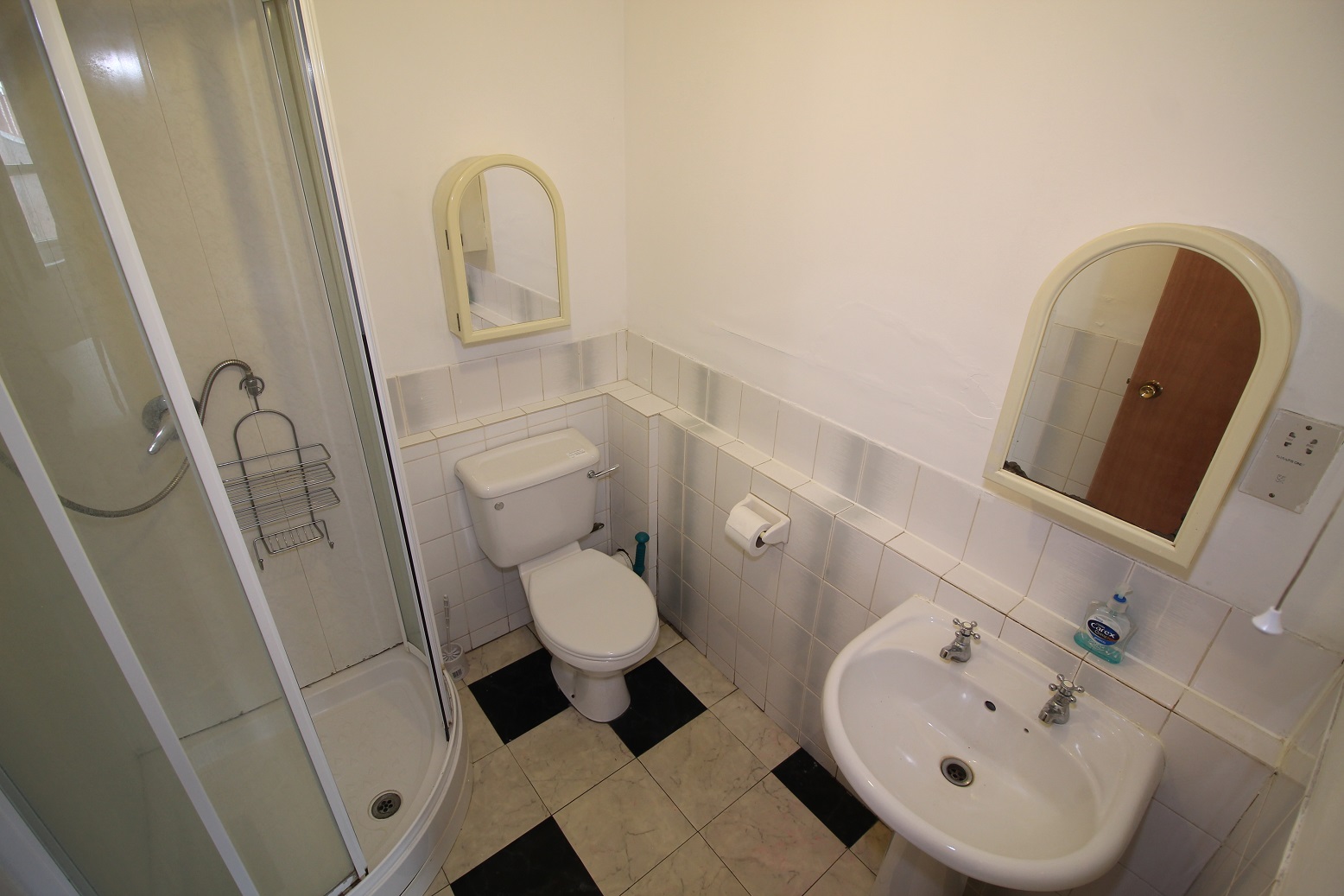 Ensuite bedroom available for affordable rent. RoomsLocal image